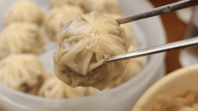 젓가락으로 집어드는 찐만두