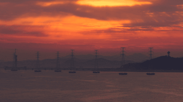 전선이 있는 강 위의 일몰