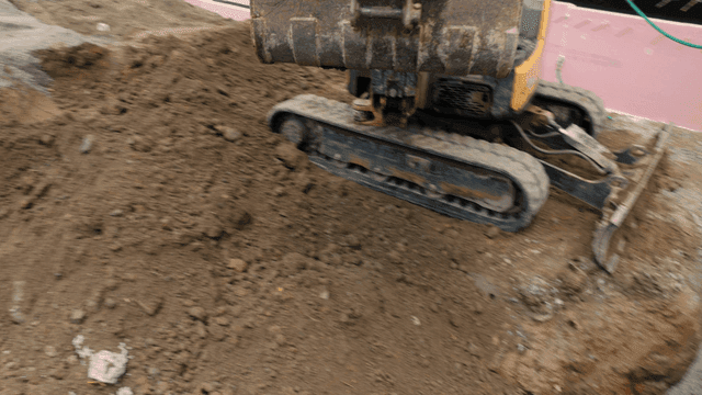 건설 현장에서 흙을 옮기는 굴착기