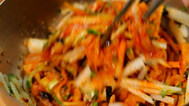 신선한 물회를 고추장과 섞기