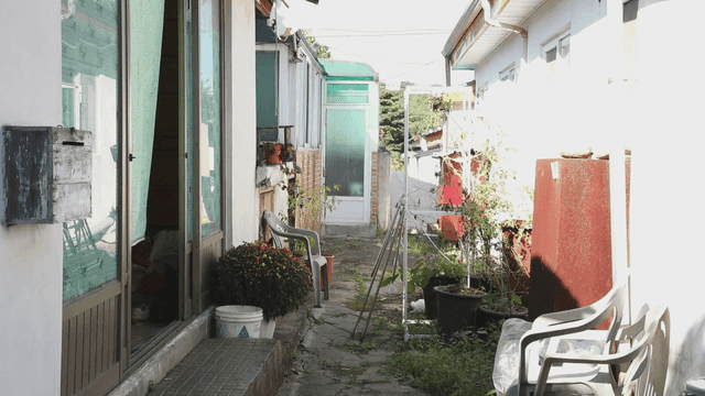 주택 사이의 조용한 골목길