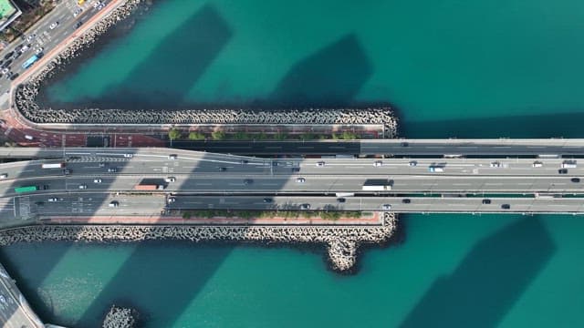 푸른 바다 위의 다리