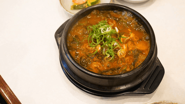 Boiling kimchi stew in earthen pot