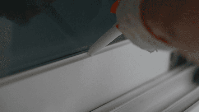 창문 틀에 실란트 마감하는 장면