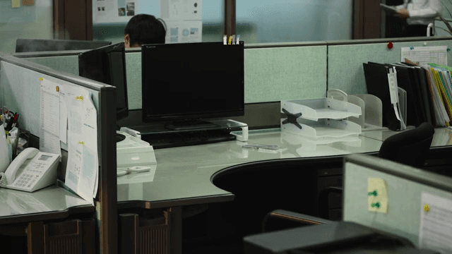 사무실 속 깨끗한 빈 자리