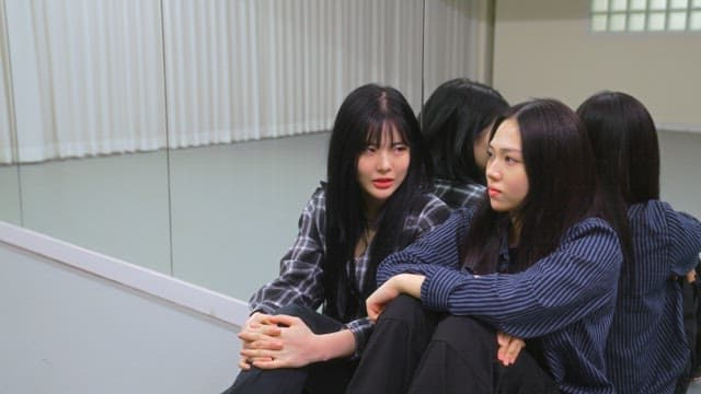 댄스 스튜디오에서 휴식을 취하는 젊은 여성들