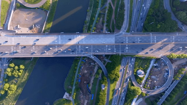 번화한 고속도로 교차로의 항공 뷰