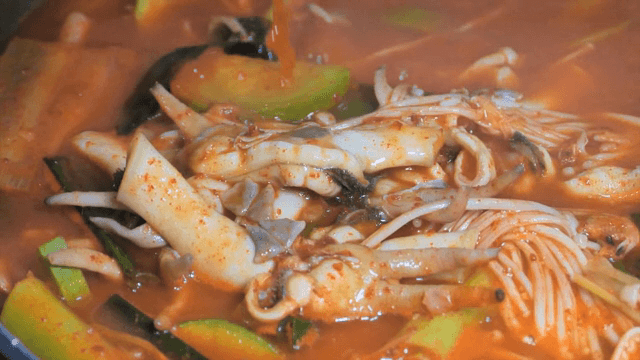 야채와 함께 끓는 매운 맛조개 찌개