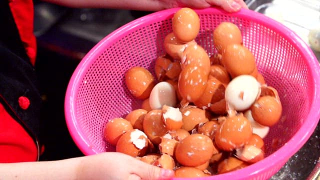 삶은 달걀을 체에 까는 모습