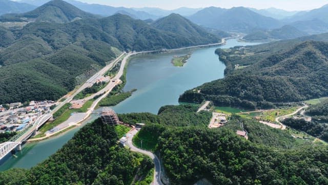 푸른 산을 따라 흐르는 경치 좋은 강