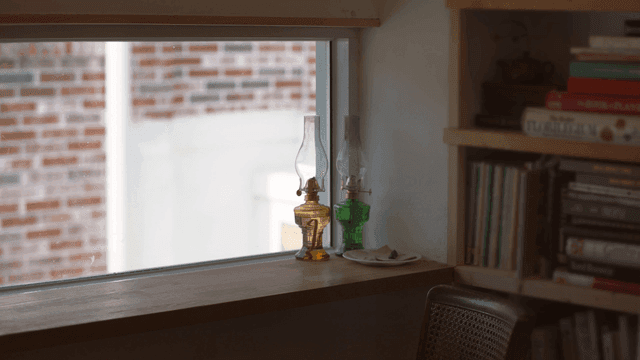 책과 램프가 있는 아늑한 실내 공간