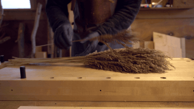 실내에서 자연 재료로 공예 작업