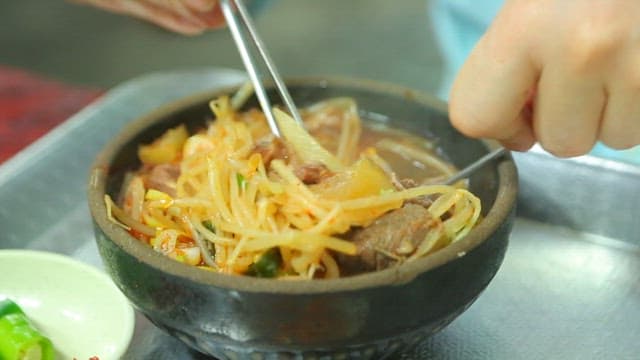 뚝배기에 있는 소고기국밥