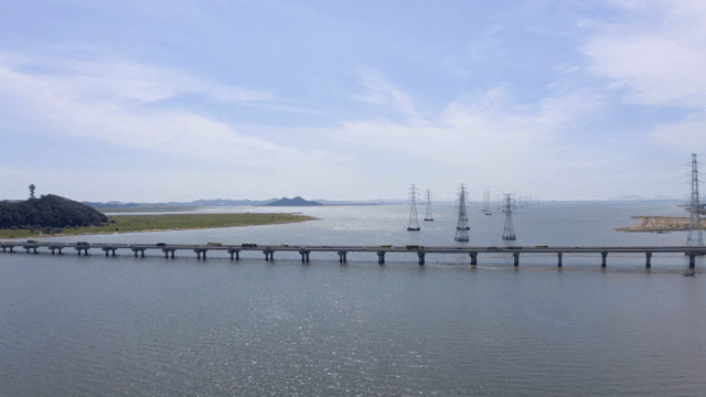 파란 하늘 아래 넓은 강과 다리