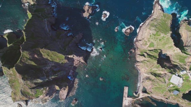 맑고 푸른 바다와 바위 해안선