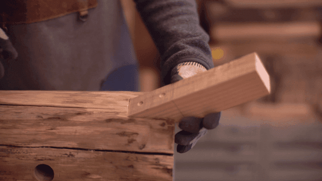 목재를 다루는 장인