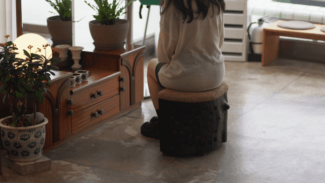 아늑한 실내 공간에 앉아 있는 사람