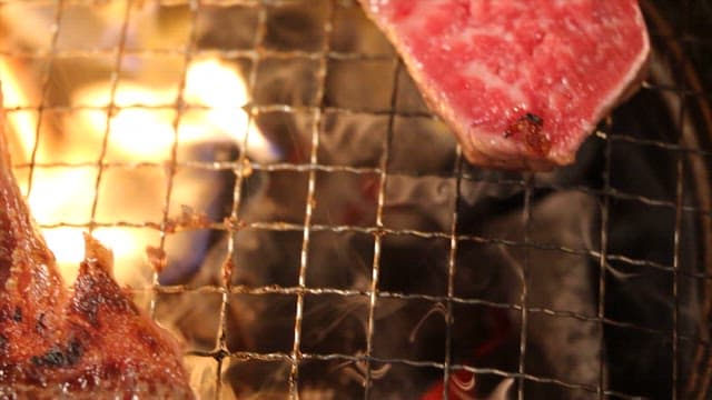 숯불 위에서 구워지는 육즙 가득한 소고기 바비큐