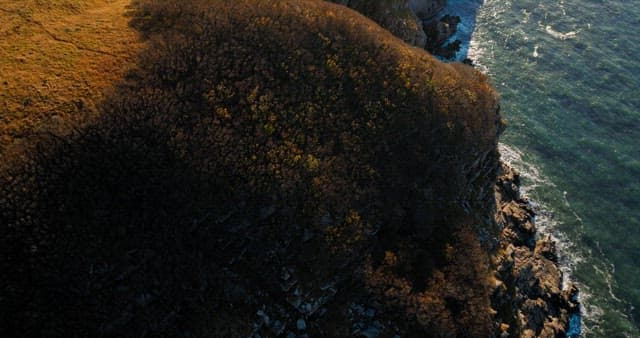 험준한 해안 절벽의 해안 풍경