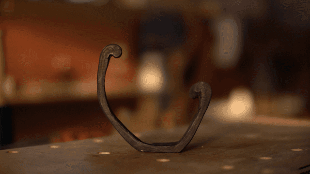 나무 작업대 위의 검은 갈고리 나무 조각품
