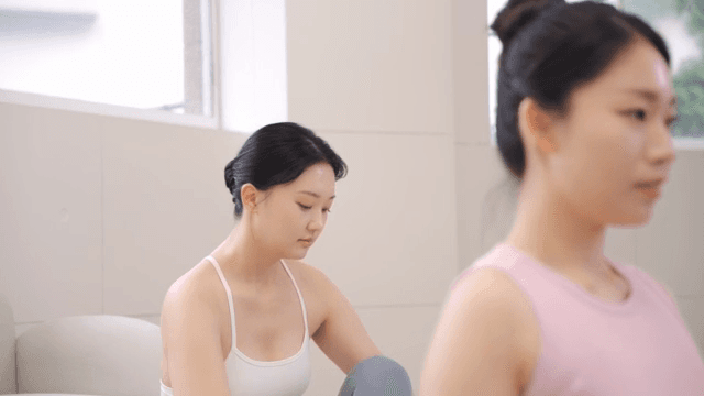 고요한 실내에서 명상하는 여성들