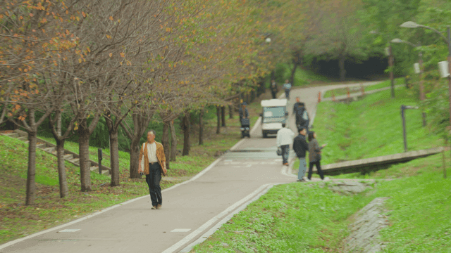 가을 공원 길을 걷는 사람들