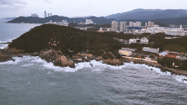 도시와 절이 있는 해안 풍경