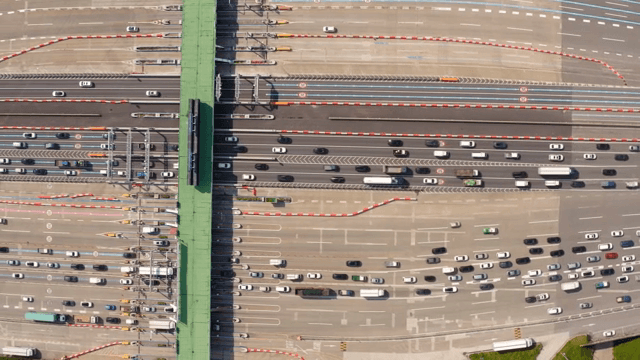 다차선과 차량이 있는 번잡한 고속도로