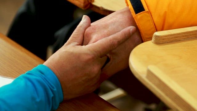 책상 사이로 마주 잡은 두 사람의 손