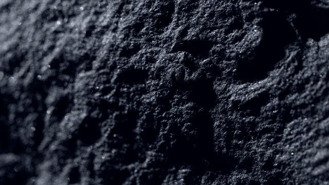 조명에 비추는 어두운 바위의 표면