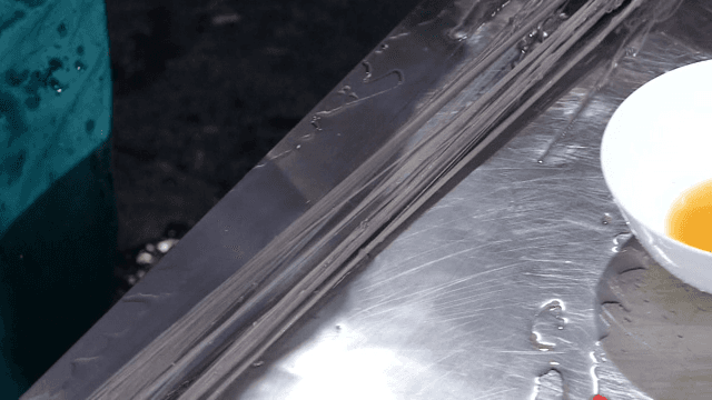 금속 표면에서 냉면 국수을 준비하는 요리사