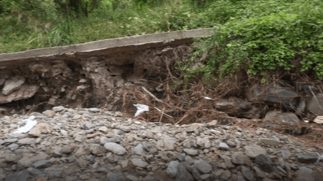 바위가 많은 작은 개울