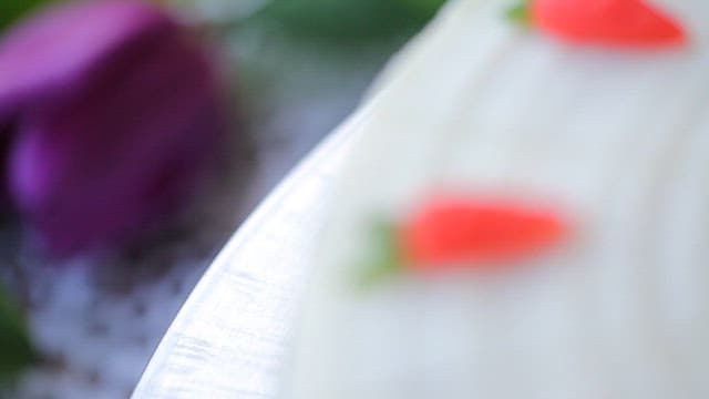 당근 장식이 있는 케이크