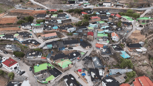 구불구불한 도로가 있는 다채로운 마을