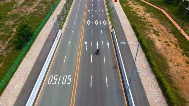 넓은 도시 도로를 달리는 오토바이