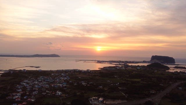 해안 풍경 위의 일몰