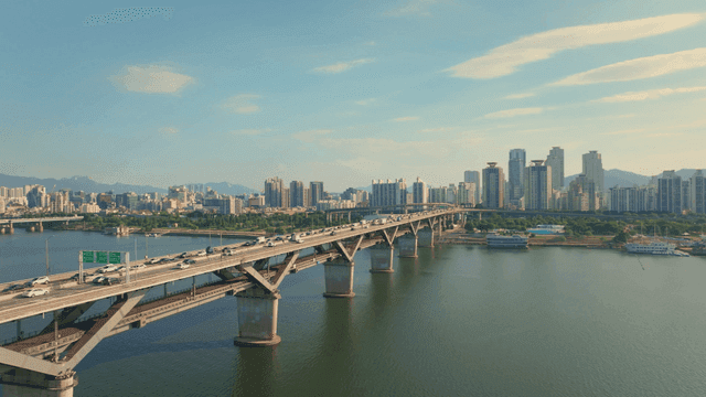 분주한 다리가 있는 번화한 도시