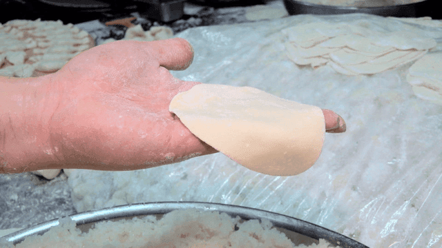 만두피에 다진 당면을 가득 퍼넣는 숟가락