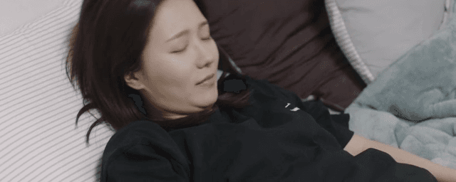 침대에서 일어나는 여성