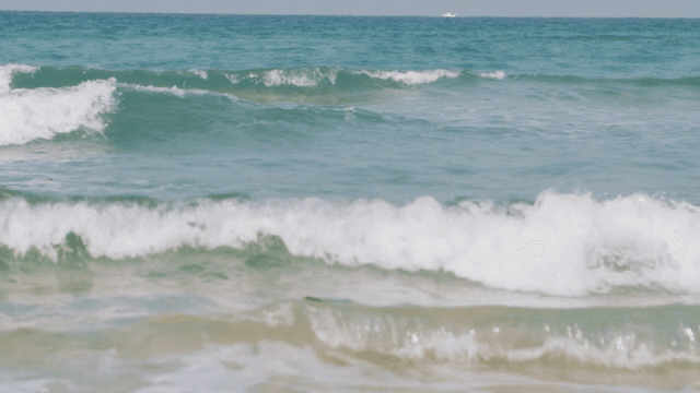 고요한 해변에 밀려오는 에메랄드빛 파도