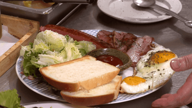 계란, 베이컨, 샐러드가 있는 접시