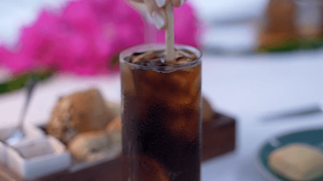 시원한 아이스 커피를 젓는 모습