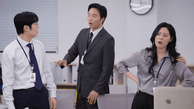 사무실에서 격렬하게 싸우는 두 직원들