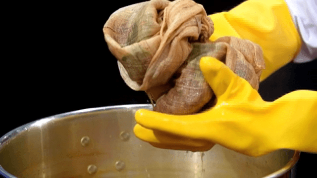 육수 주머니를 건져내는 손