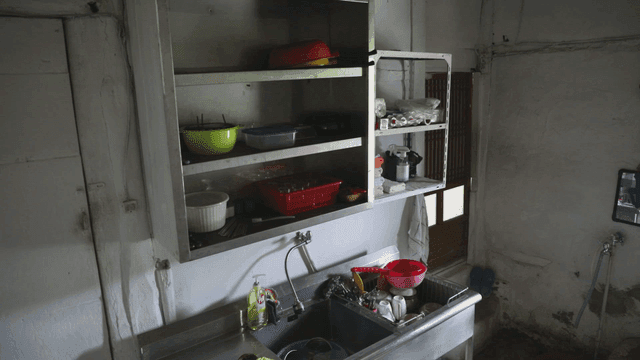 선반과 싱크대가 있는 간단한 주방