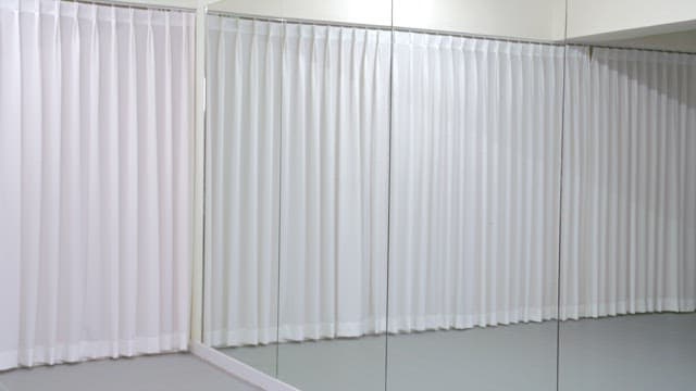 실내에서 대화하는 친구들