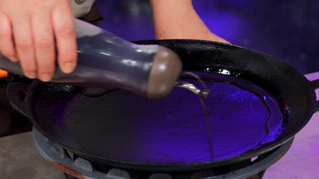 뜨거운 팬에 기름을 붓는 장면