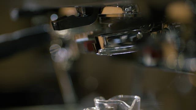 커피 추출 준비를 마친 커피 머신