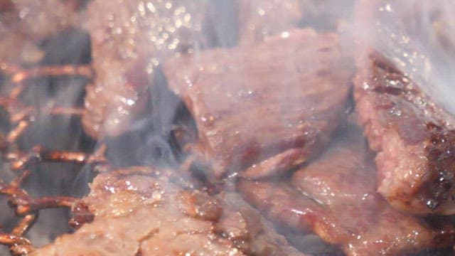 그릴 위에서 지글거리는 소고기