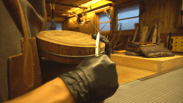 작업실에서 나무 물건 제작